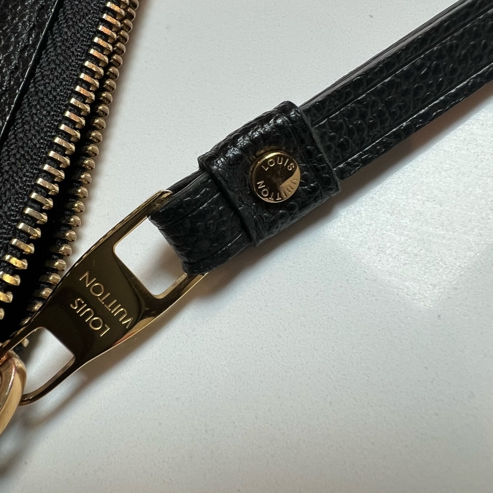 🩷🩷🩷 Louis Vuitton Black Monogram Wristlet-Melanie Pochette MM - Picture 7 of 16